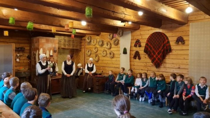 Sākumskolas skolēni folkloras centrā “Namīns”