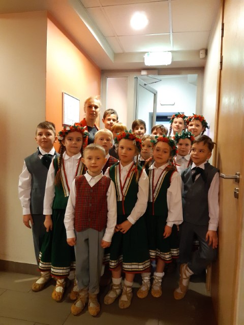 Sākumskolas deju kolektīvs Liepājas pirmsskates koncertā