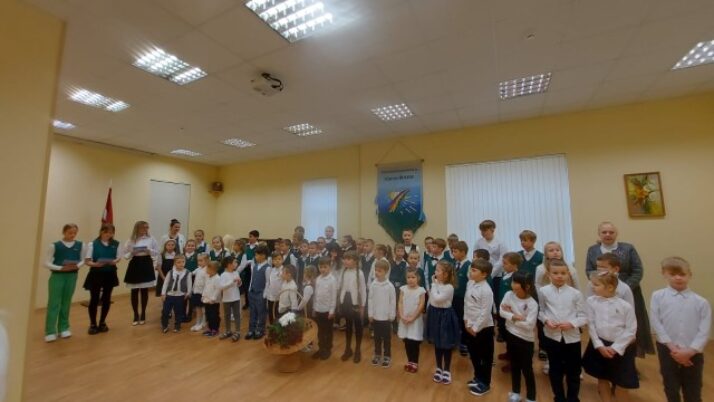 Pirmsskolas audzēkņi “Bitītes” un sākumsskolas skolēni godinot Latviju 105.gadadienā