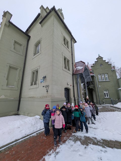 “Bitītes” latviešu mākslinieku Agates Apkalnes un Kristapa Graša kopizstādē “Visuma pieskāriens”