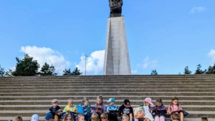 “Bitītes” grupa zibakcijā “Lasīt ir stilīgi!”